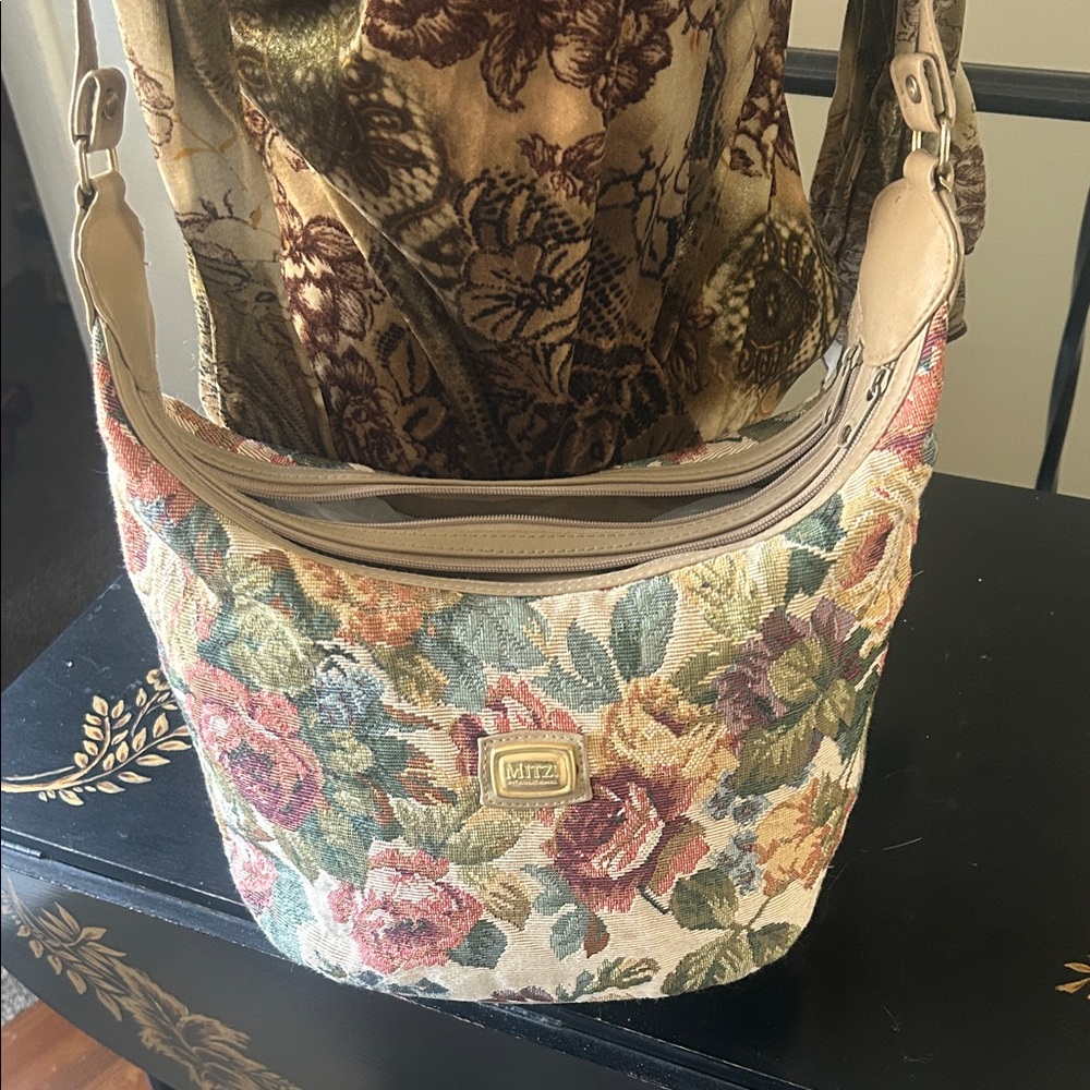 Vintage Mitzi floral tapestry crossbody purse 👜